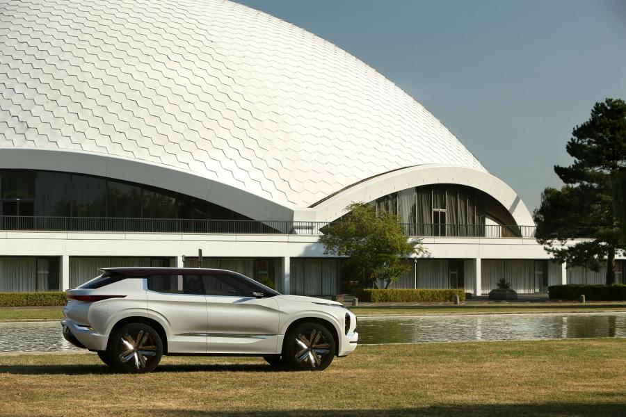  Mitsubishi GT-PHEV Concept 2016 года  (фото 29 из 30)